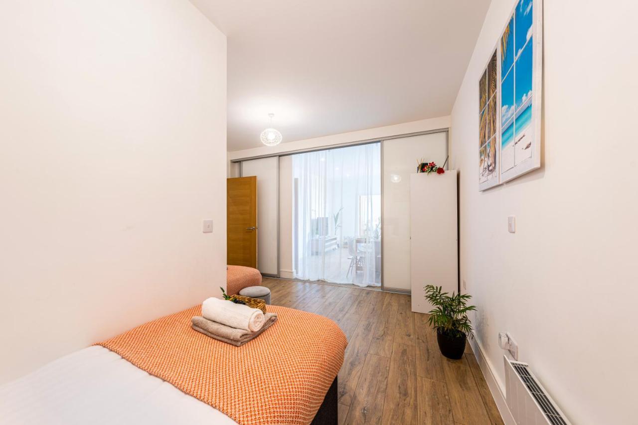 Mission Wave - Venture Apartment Staines-upon-Thames Extérieur photo