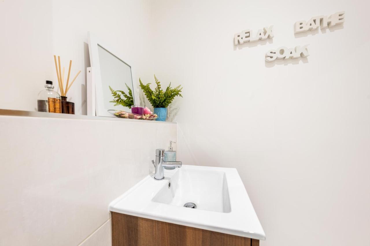 Mission Wave - Venture Apartment Staines-upon-Thames Extérieur photo