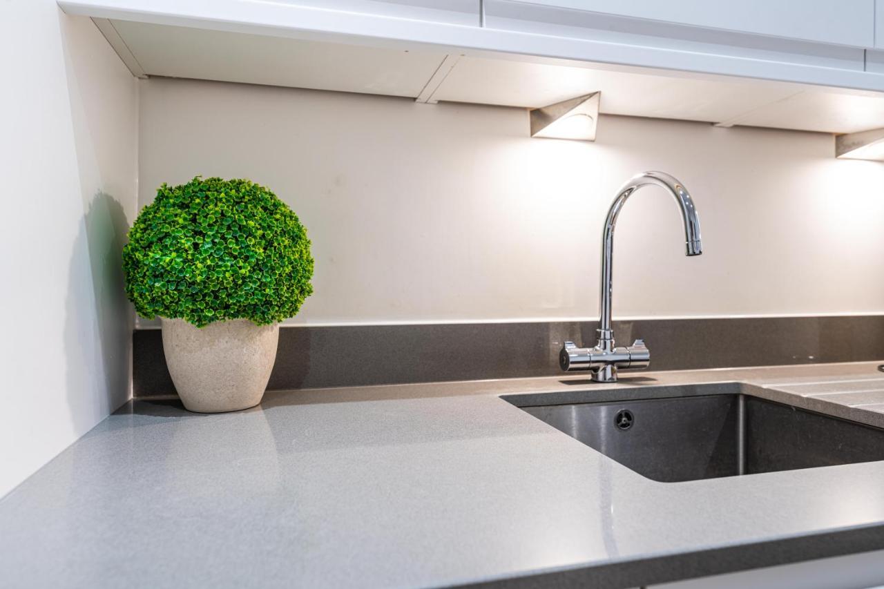 Mission Wave - Venture Apartment Staines-upon-Thames Extérieur photo