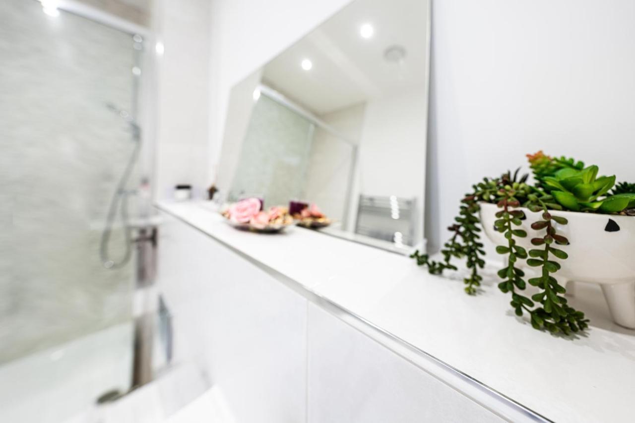 Mission Wave - Venture Apartment Staines-upon-Thames Extérieur photo