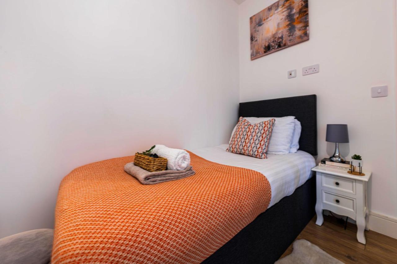 Mission Wave - Venture Apartment Staines-upon-Thames Extérieur photo