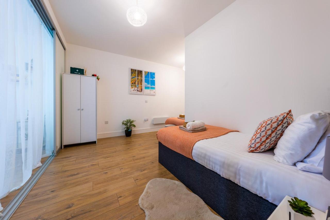 Mission Wave - Venture Apartment Staines-upon-Thames Extérieur photo